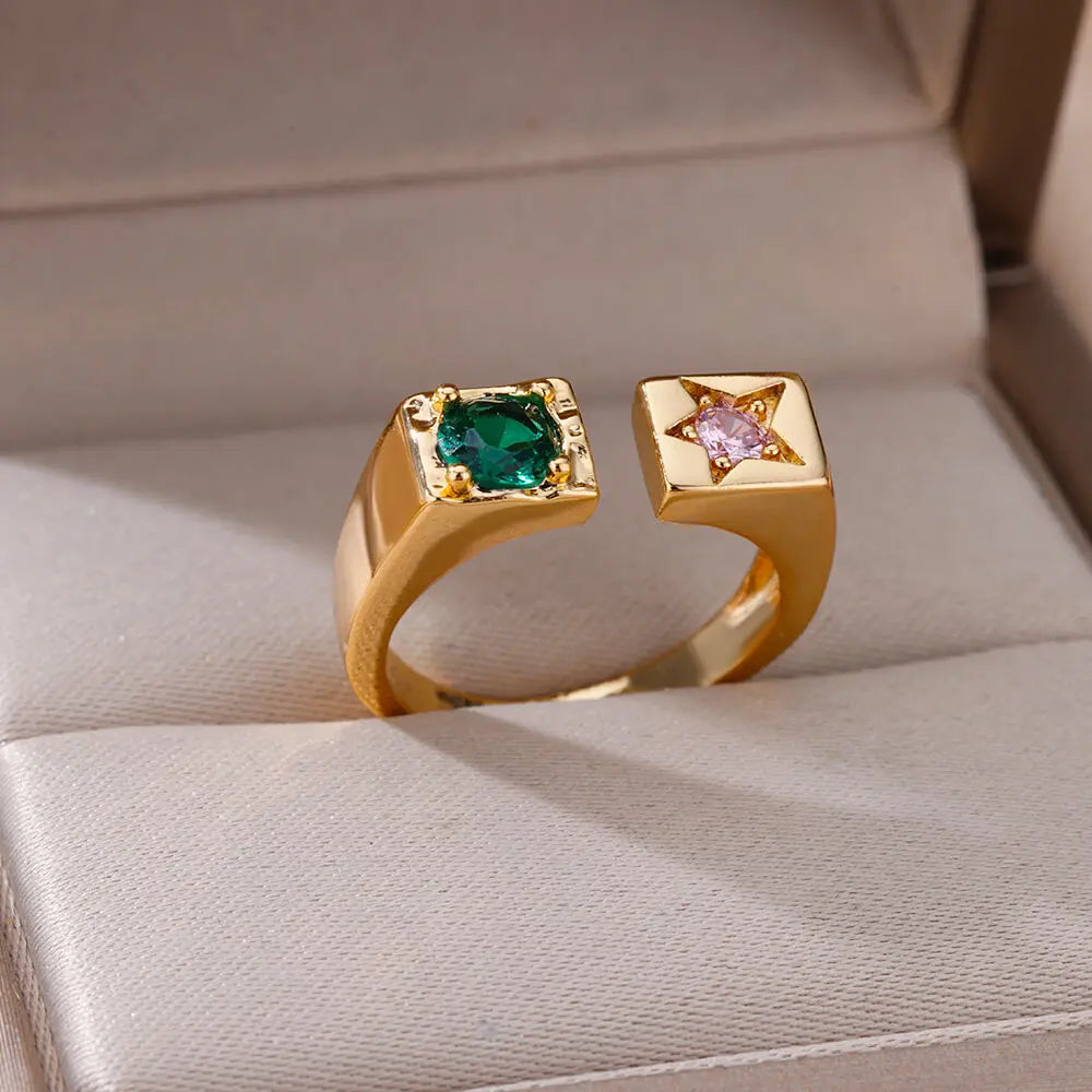 Bague dorée ouverte avec zircon vert et étoile rose – Finition brillante.