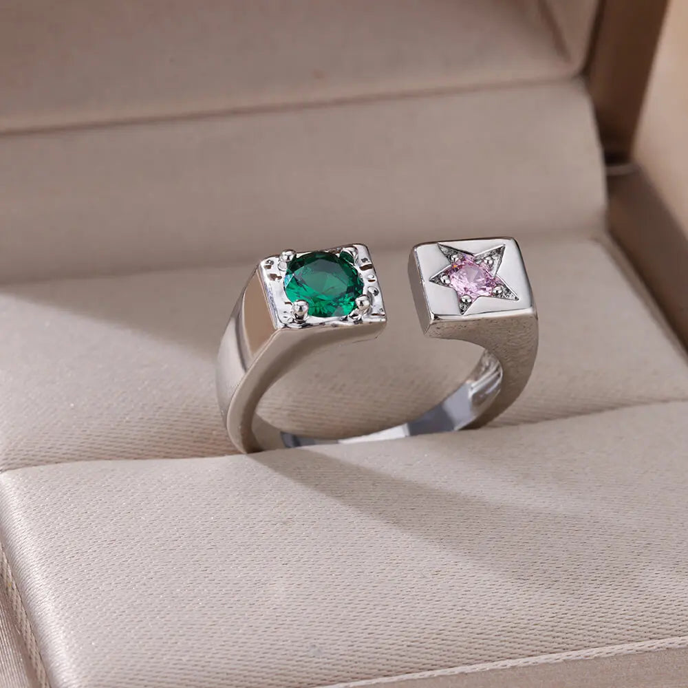 Bague ouverte en argent avec pierre verte ronde et étoile rose – Design moderne.
