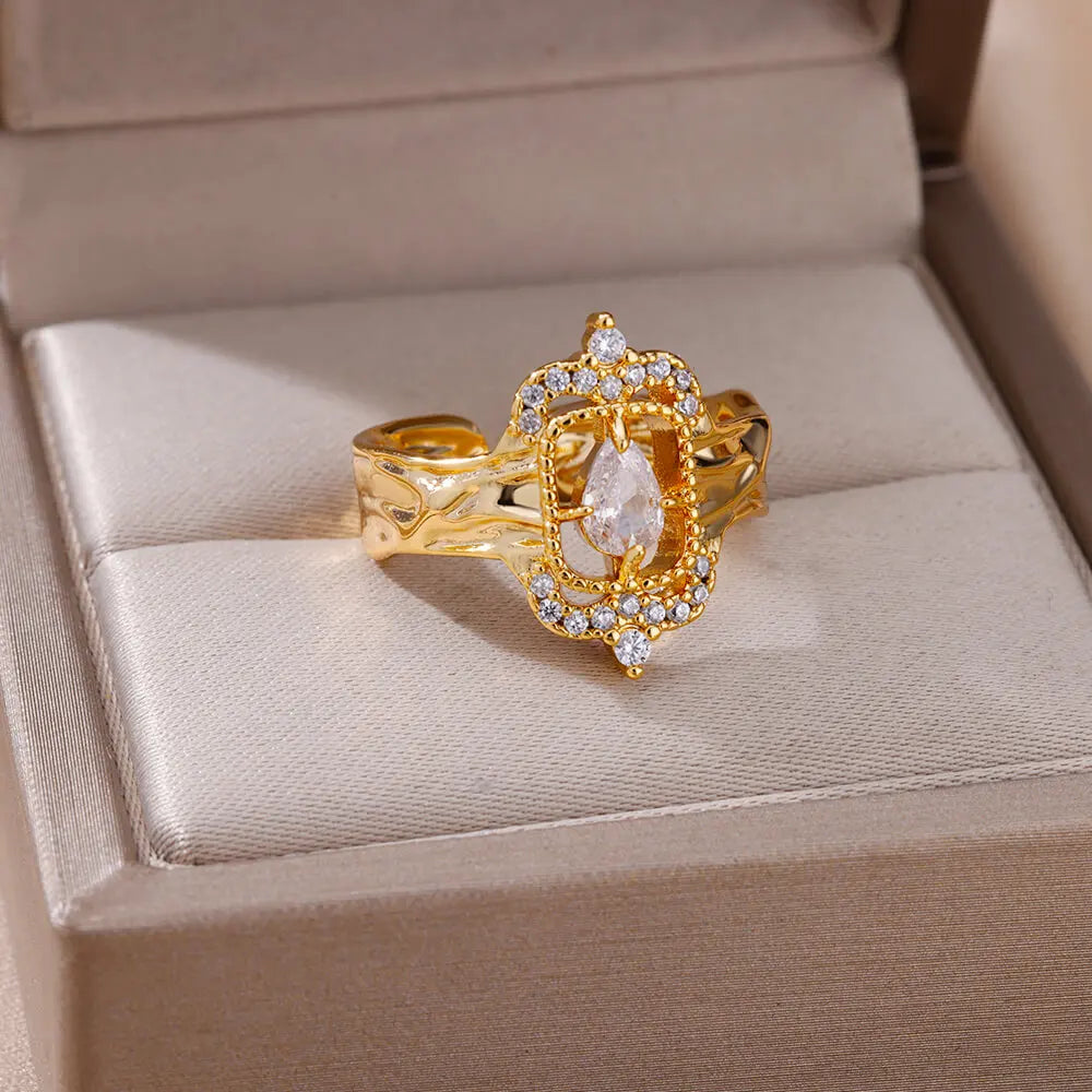 Bague dorée sertie de strass avec pierre goutte centrale – Design royal et raffiné.