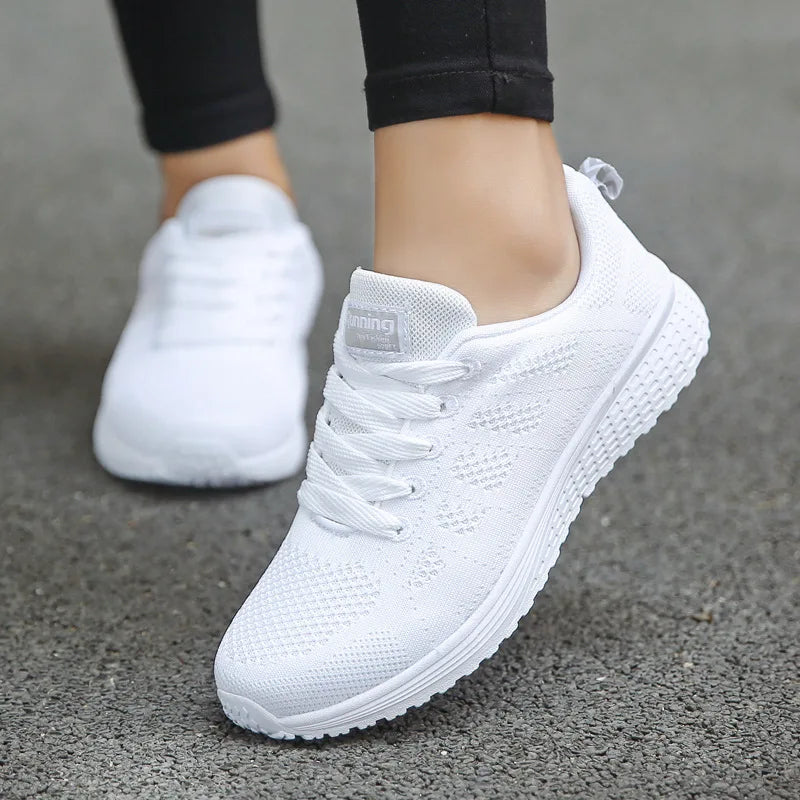 Baskets blanches pour femme, respirantes, en maille tissée, idéales pour la marche, le sport ou un usage quotidien.