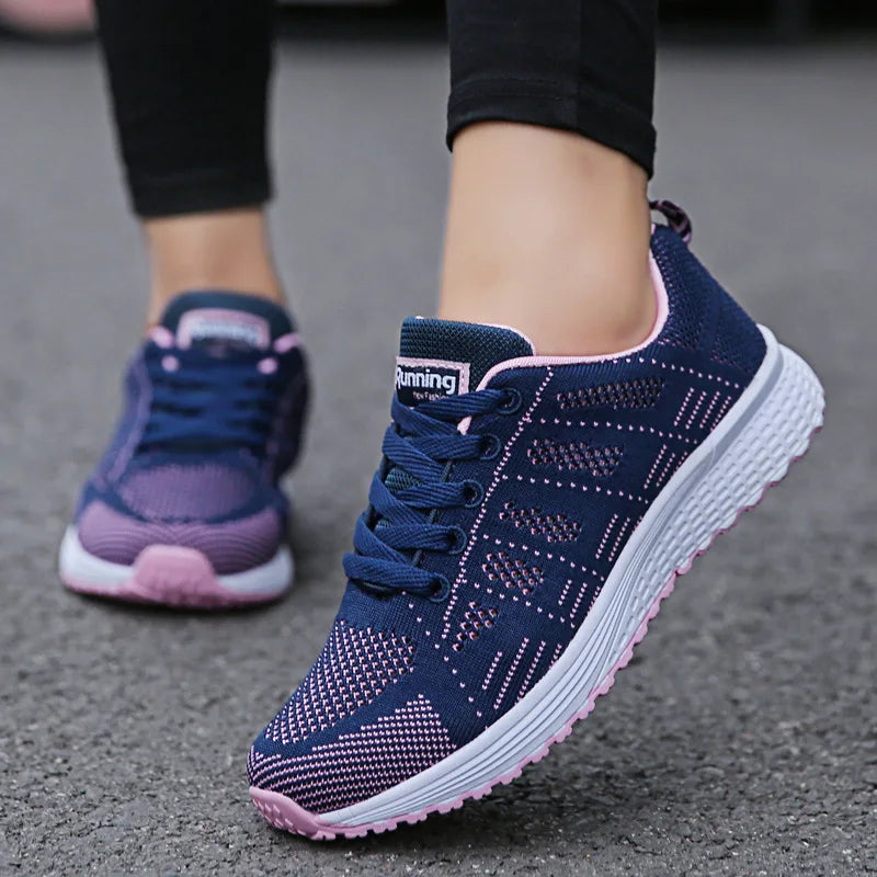 Baskets femme bleues et roses, design respirant, semelle amortissante, idéales pour le sport, la marche ou un look casual dynamique.