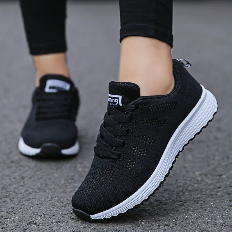 Baskets noires pour femme, respirantes, en maille tissée, idéales pour la marche, le sport ou un usage quotidien.