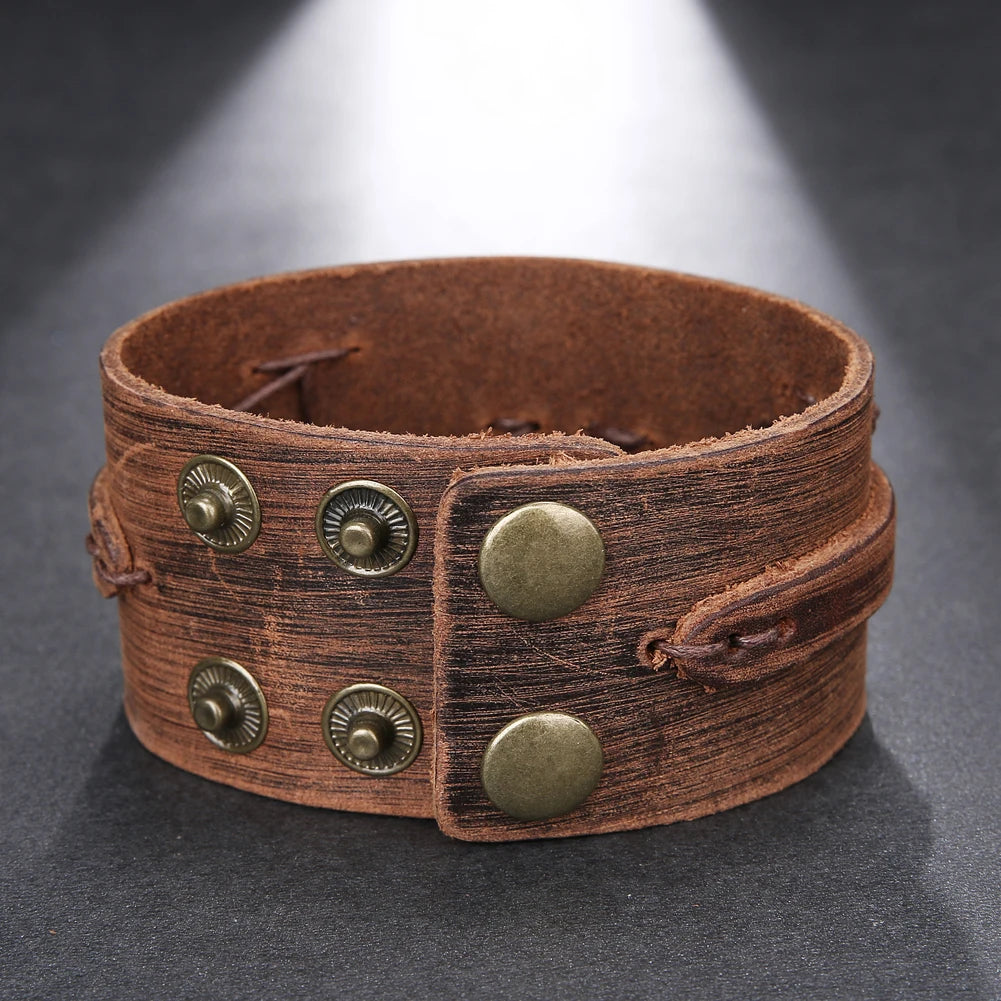 Bracelet en cuir marron vieilli avec trois boutons-pression bronze et coutures décoratives, présenté sur fond noir — ALTAREV