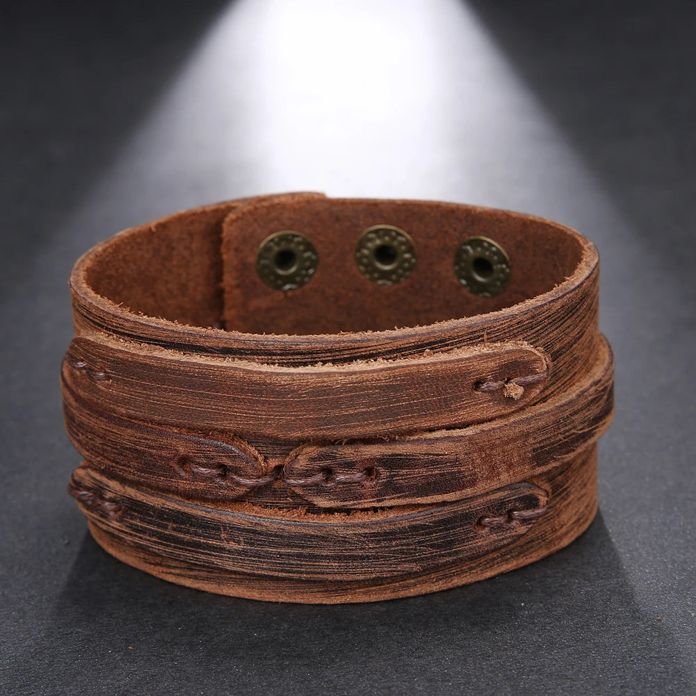 Bracelet en cuir brun à trois boutons-pression, style vintage avec coutures décoratives, exposé sur fond sombre sous projecteur — ALTAREV

