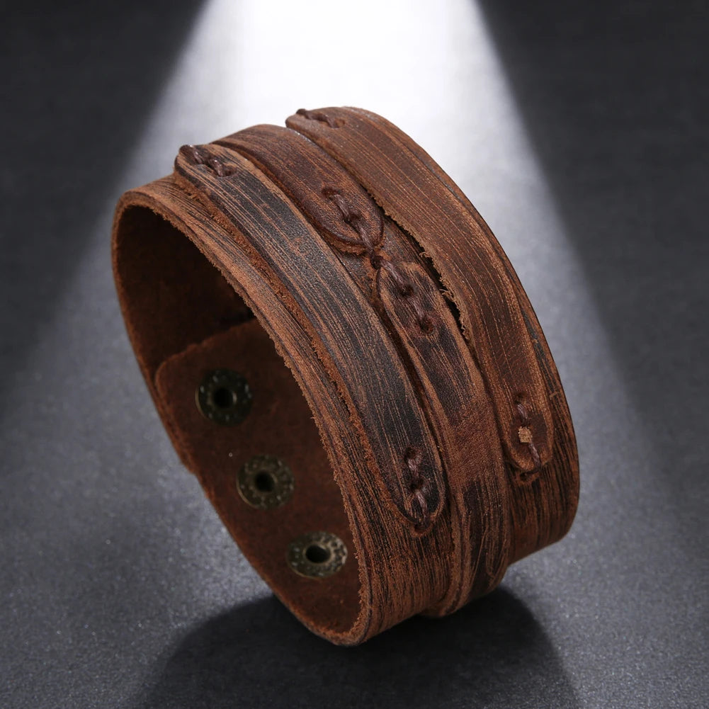 Bracelet large en cuir marron vieilli avec coutures apparentes, présenté sous un éclairage studio sur fond noir — ALTAREV


