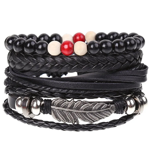 Bracelet en cuir noir multirangs avec perles naturelles noires, rouges et blanches, orné d’un pendentif plume argentée. Style spirituel, ethnique et moderne, pour homme ou femme.