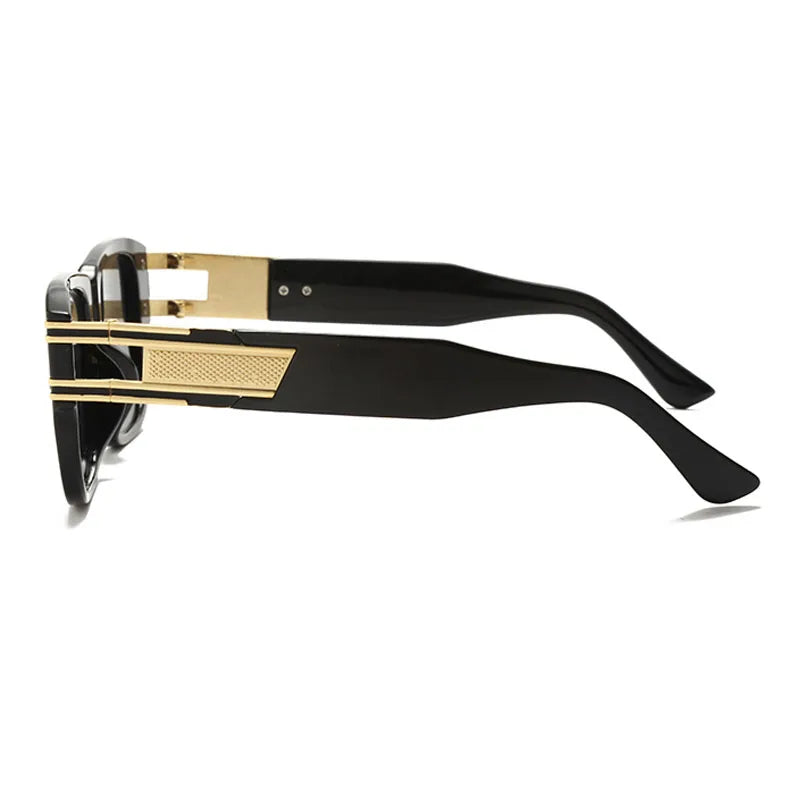  Lunettes foncées à monture carrée portées par un homme barbu au style intemporel.