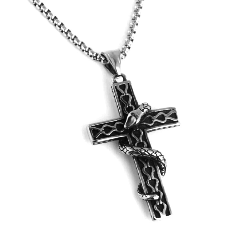 Collier croix gothique en métal noir avec serpent gravé – style rebelle et mystique.