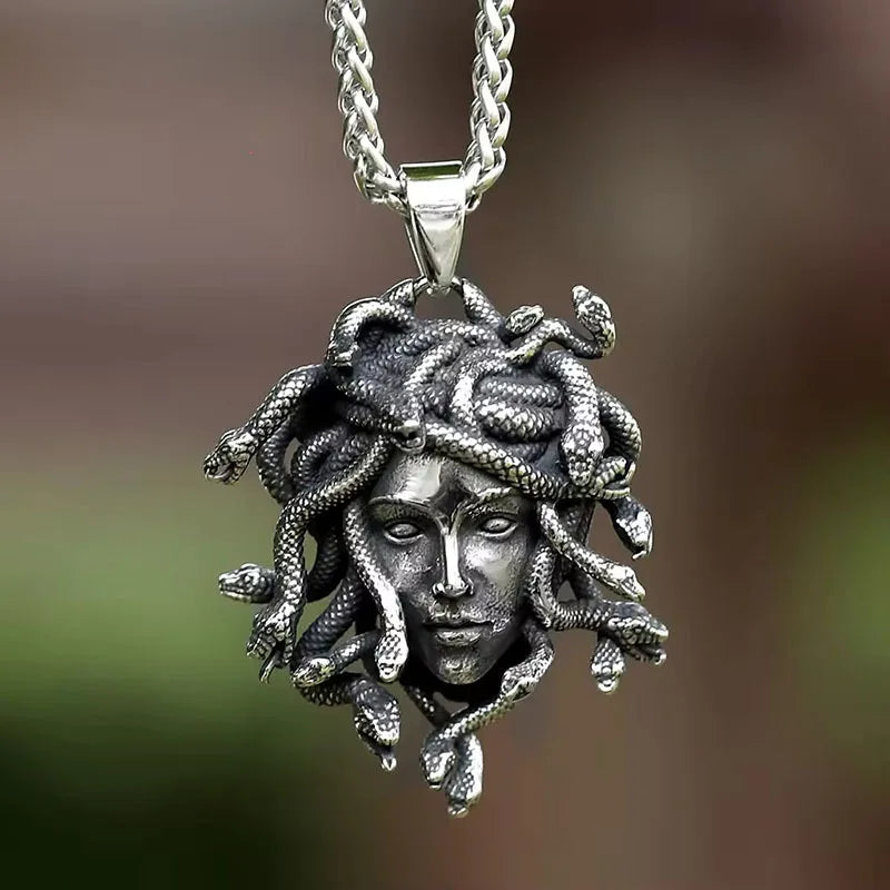 Collier gothique Méduse en métal argenté avec serpents – fond naturel flouté.