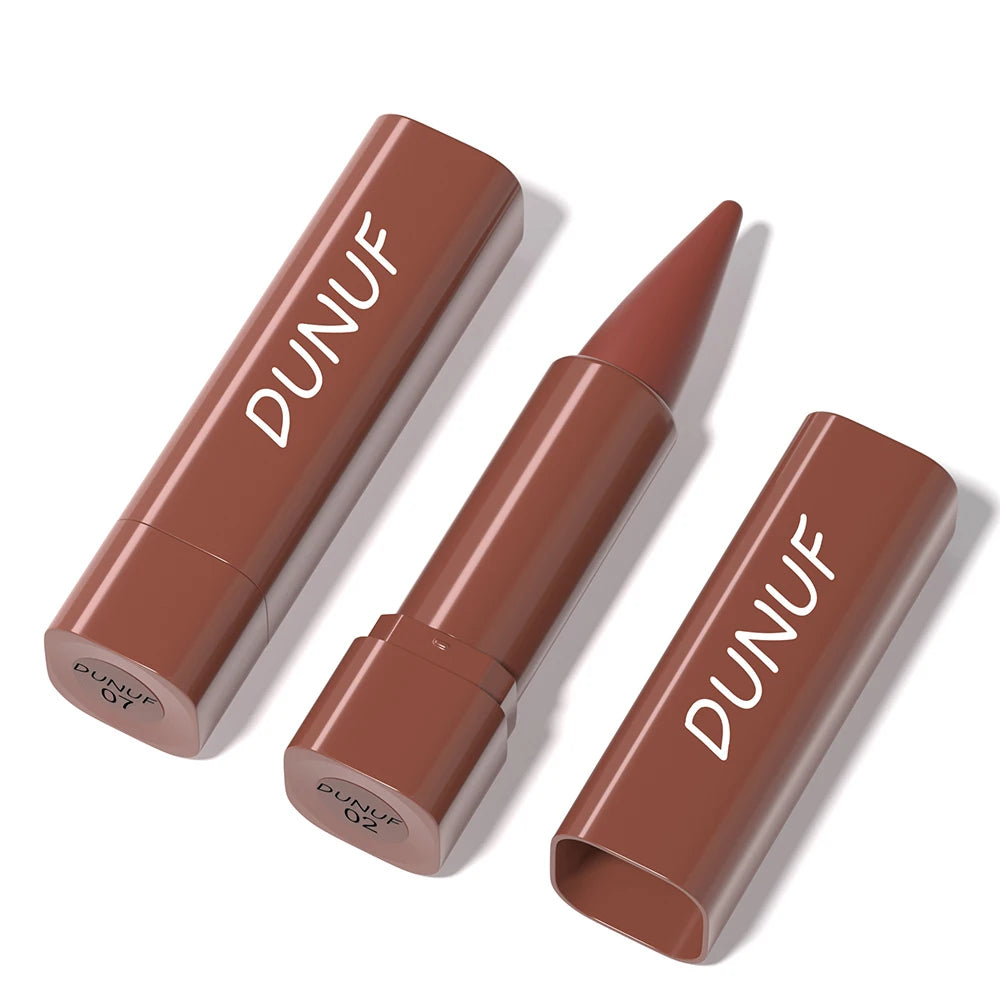 Rouge à lèvres DUNUF teinte 02 – présentation du bâton ouvert avec capuchons posés, vue en diagonale sur fond blanc
