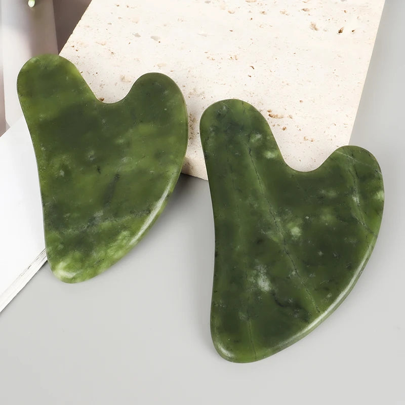 Deux pierres Gua Sha en jade vert naturel pour massage du visage et du cou, accessoires de beauté bien-être