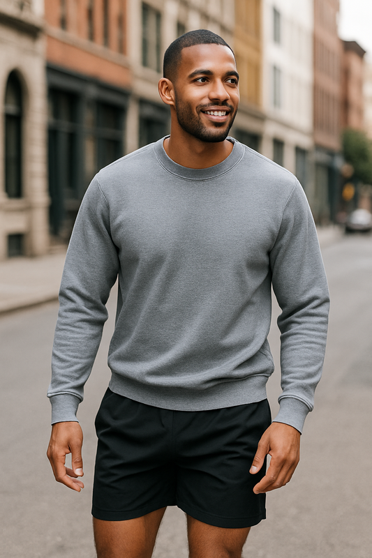Homme portant un short noir de sport, coupe moderne et confortable, ALTAREV