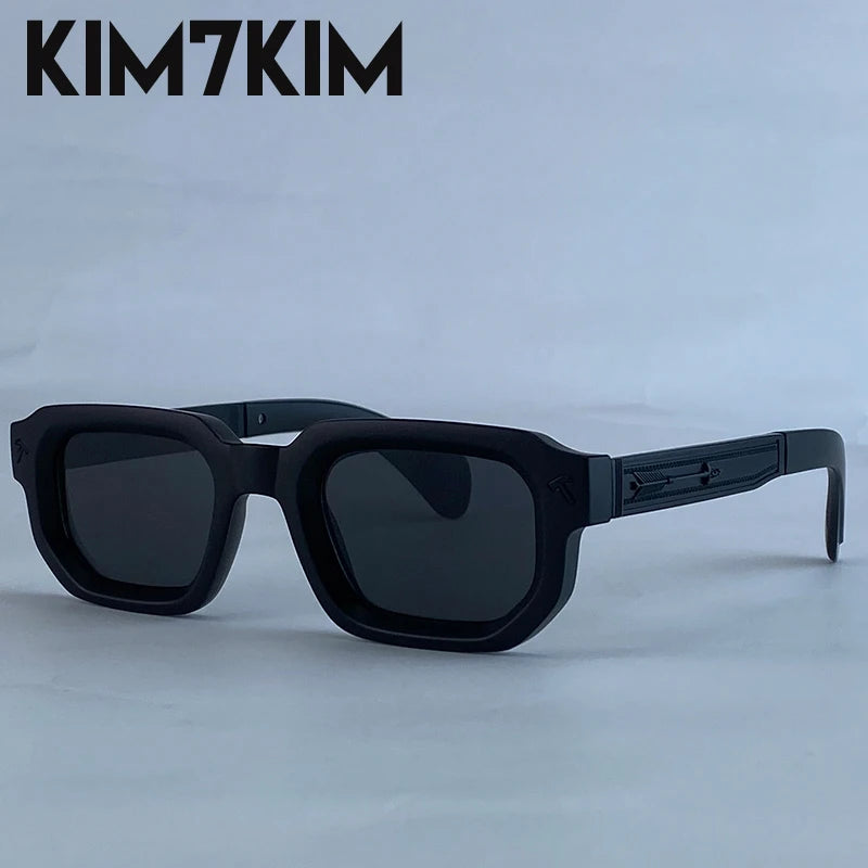 Lunettes de soleil homme noires intégrales avec monture carrée noire mate, verres noirs UV400 et branches noires assorties
