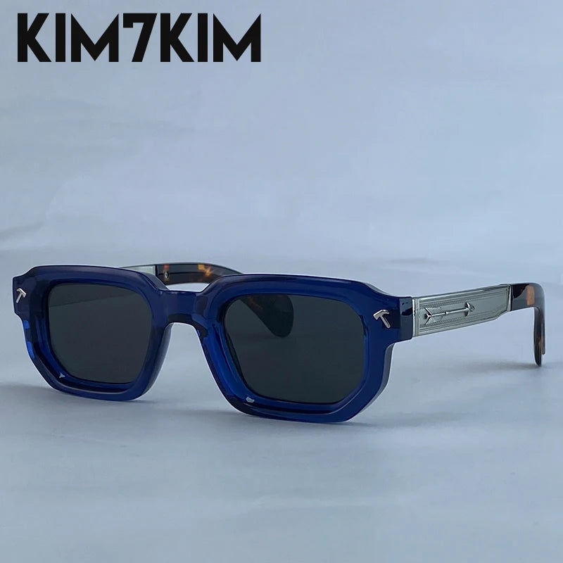 Lunettes de soleil homme avec monture bleue transparente, verres noirs UV400 et branches métalliques argentées
