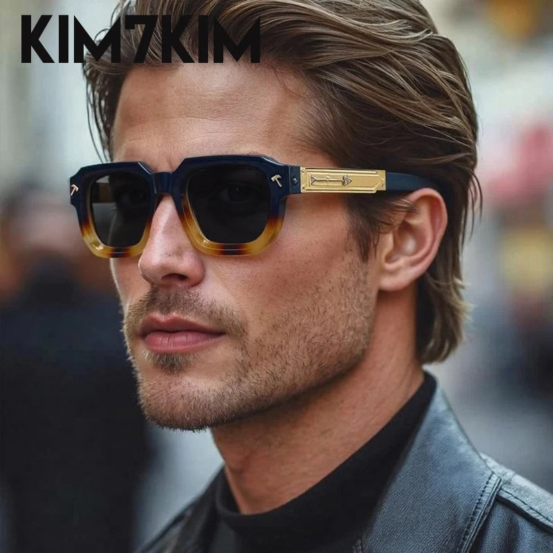 Homme élégant portant des lunettes de soleil carrées style punk UV400 avec monture noire et verres dégradés jaune foncé
