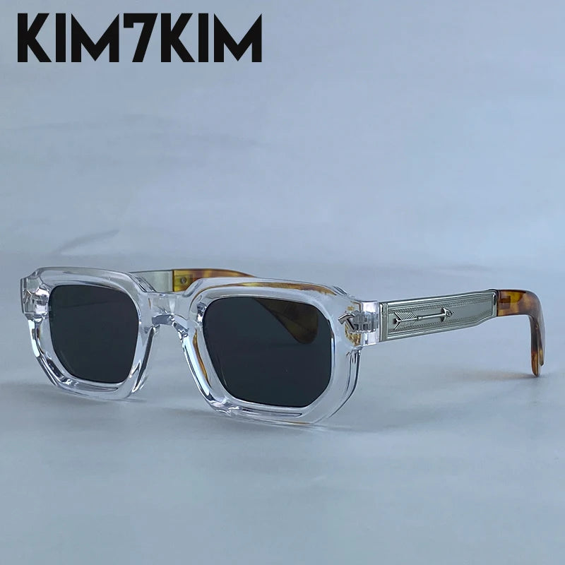 Lunettes de soleil homme avec monture transparente, verres noirs UV400 et branches dorées texturées
