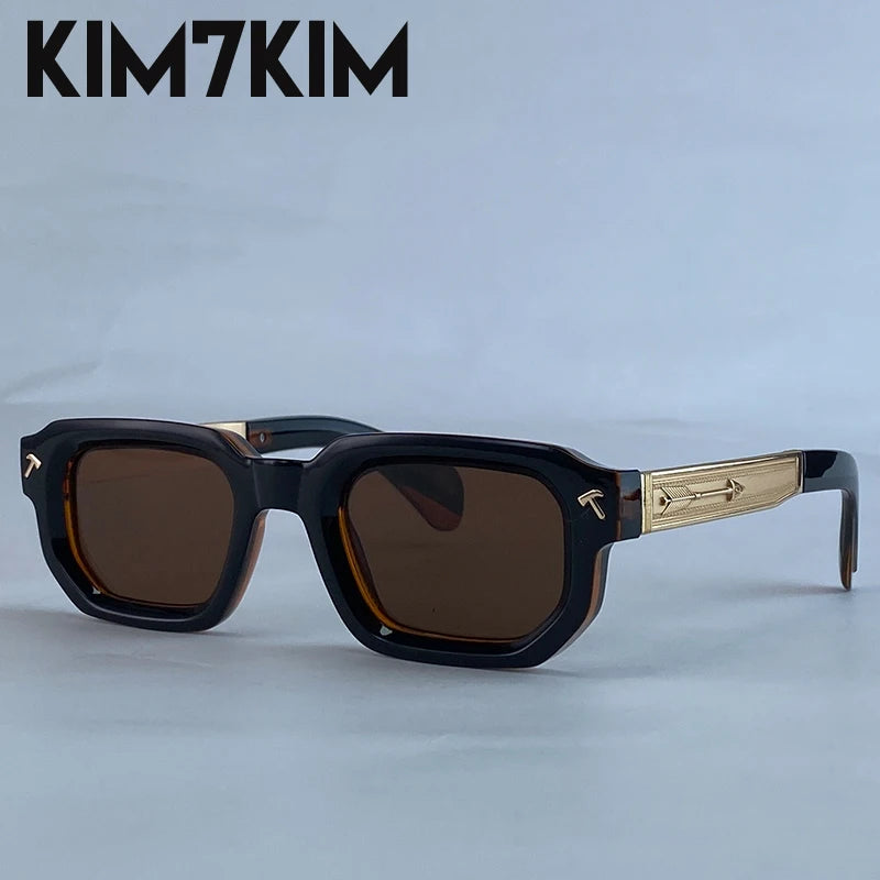 Lunettes de soleil homme UV400 avec monture noire et branches dorées, verres teintés bruns
