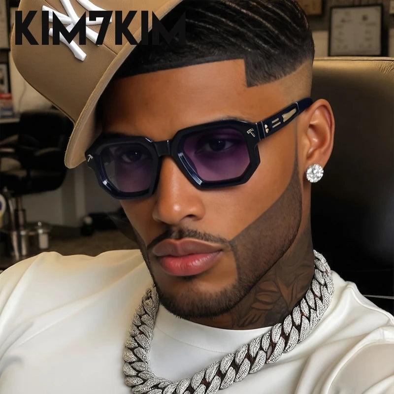 Homme stylé portant des lunettes UV400 style punk avec verres violets et monture noire design futuriste
