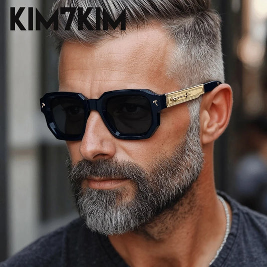 Homme portant des lunettes de soleil carrées noires avec branches dorées – Modèle Kim7Kim UV400