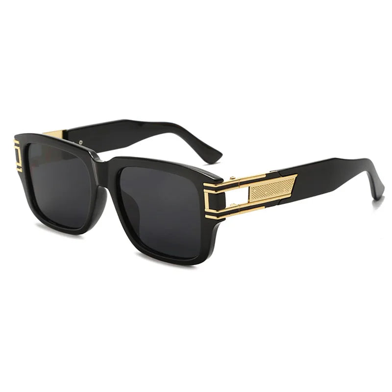 Homme classe avec lunettes de soleil noires, look business et tendance luxe urbaine.