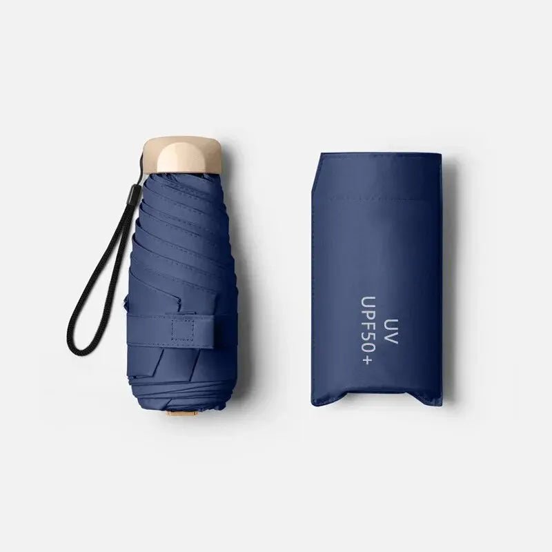 Parapluie compact bleu marine UPF50+ avec étui assorti et poignée claire – protection solaire élégante.
