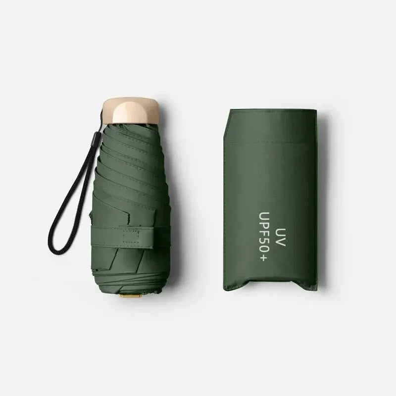 Parapluie compact vert UPF50+ avec housse assortie, design élégant et protection solaire.
