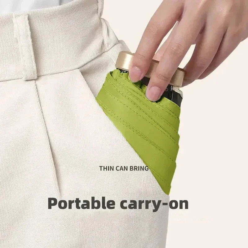 Parapluie compact vert glissé dans une poche de pantalon, format de poche ultra pratique.
