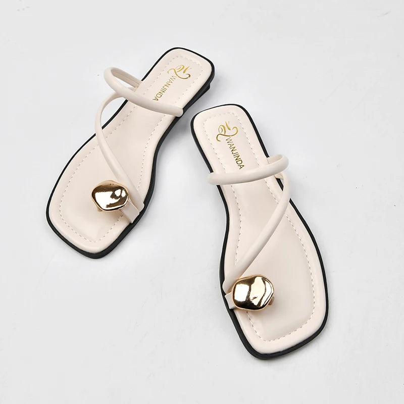 Sandales beiges ouvertes pour femme avec bijou doré sur le devant – modèle élégant