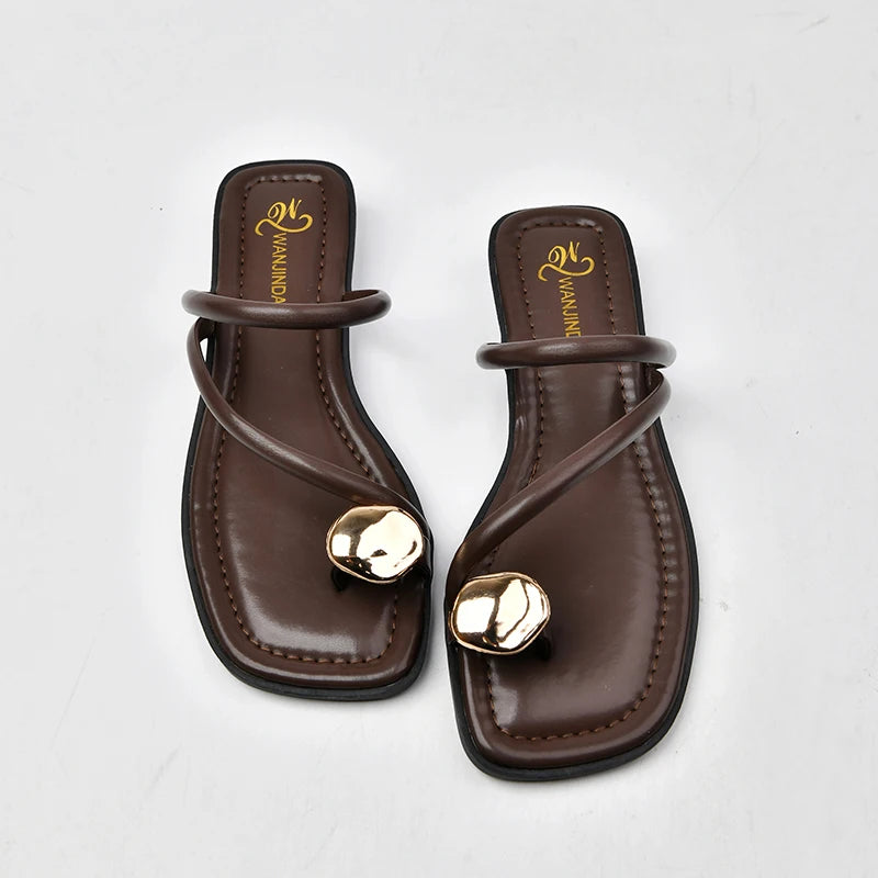 Sandales marrons ouvertes pour femme avec bijou doré sur le devant – modèle élégant