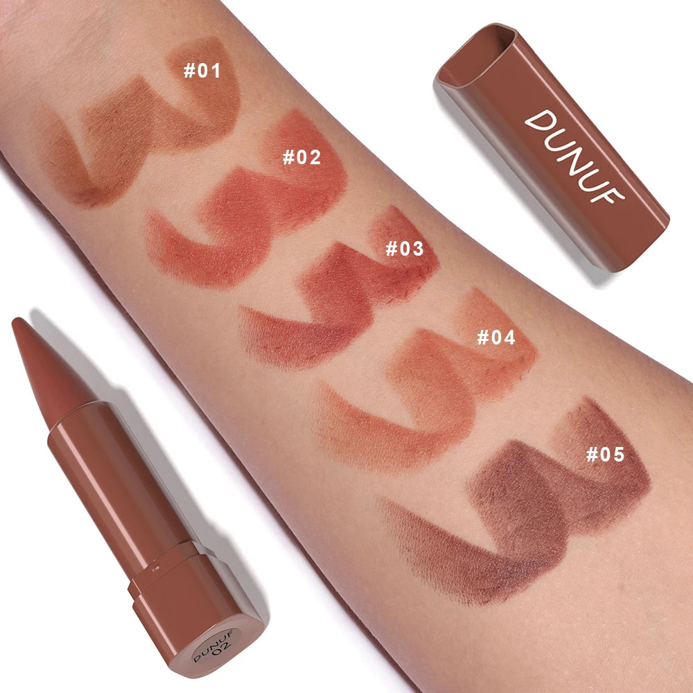 Swatches des 5 teintes du crayon à lèvres mat DUNUF – Texture veloutée et couleurs naturelles sur peau claire
