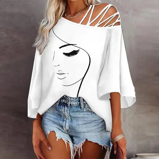 "Femme portant un t-shirt blanc à col asymétrique avec imprimé visage artistique, coupe ample, manches courtes et détails bretelles croisées."