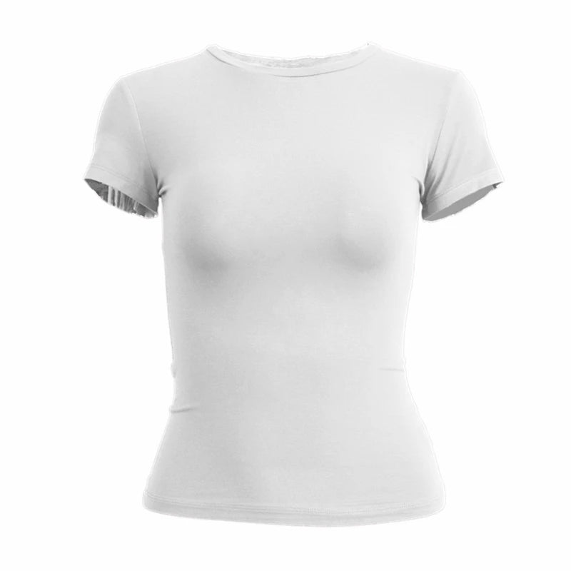 T-shirt blanc moulant pour femme, coupe slim, col rond, manches courtes, fond blanc épuré, style minimaliste.