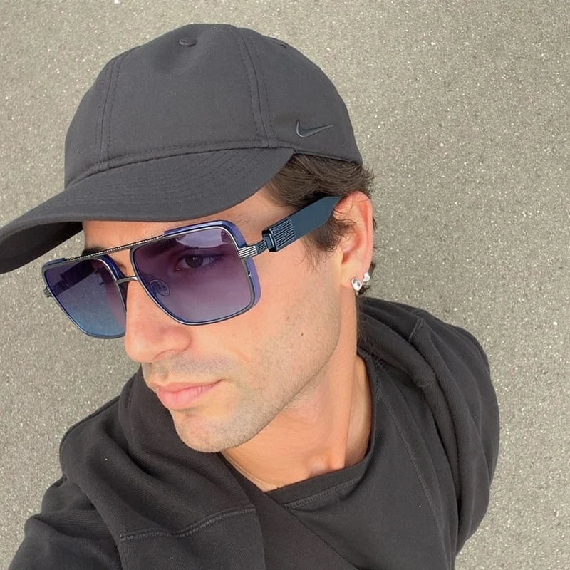 Homme portant des lunettes carrées bleu nuit VYSEN avec casquette noire, style urbain et moderne.